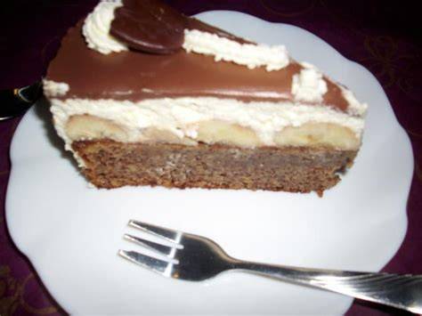 Stimmungsvolles Foto: Angeschnittene Milka Torte mit Bananen und Schokoherzen
