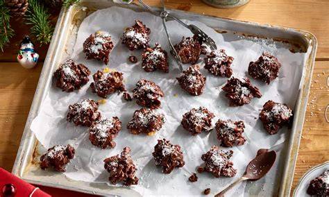 Stimmungsvolles Foto: Dattel-Marzipan-Plätzchen auf Backpapier mit Puderzucker bestäubt