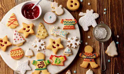 Stimmungsvolles Foto: Pottasche, Backutensilien und bunte Weihnachtskekse