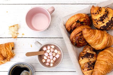 Stimmungsvolles Frühstück mit Kaffee und heißer Schokolade aus Lavazza Kapseln