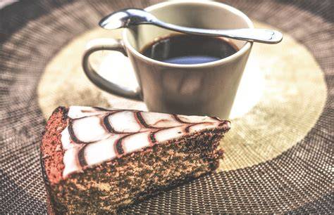 Stimmungsvolles Kaffeetrinken mit Schoko-Kirsch-Torte und schönem Porzellan