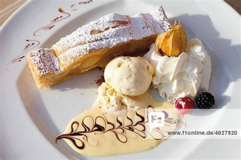 Stimmungsvolles Kaffeetrinken mit Torta Gianduia, Vanilleeis und Schlagsahne