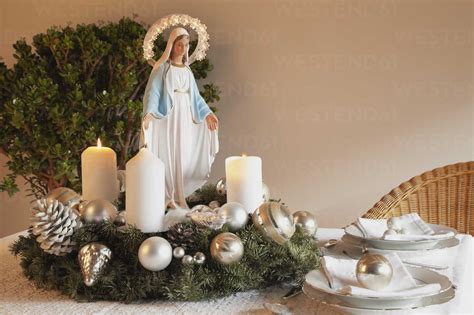 Stimmungsvolles Lebkuchen-Hexenhaus auf weihnachtlicher Tafel