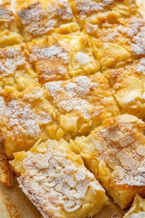 Stimmungsvolles Servierfoto: Apfelkuchenstücke mit Puderzucker und Kaffee