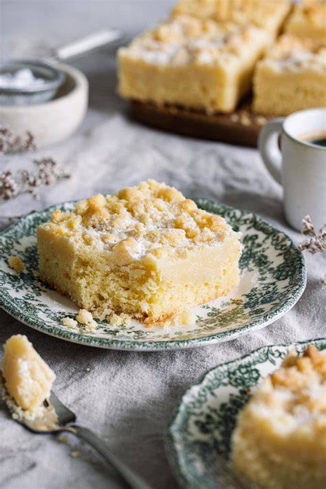 Stimmungsvolles Stillleben: Omas Streuselkuchen auf Vintage-Porzellan mit Kuchenheber