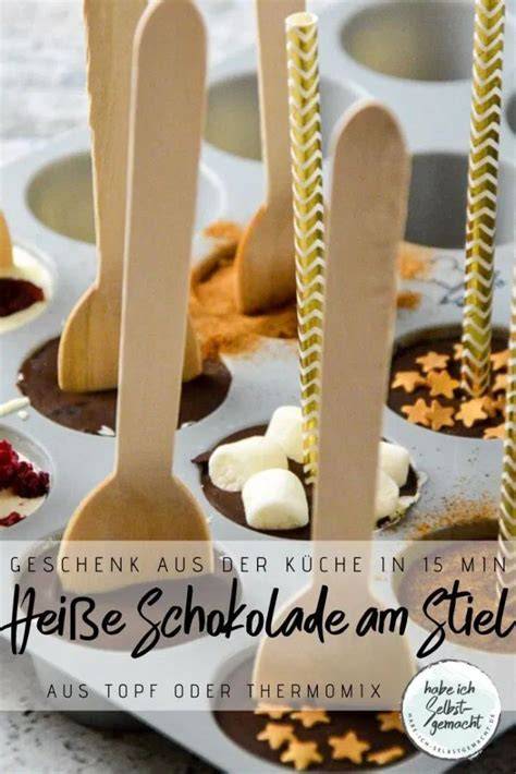 Stimmungsvolles Titelbild: Schokolade am Stiel, Deko und heiße Milch