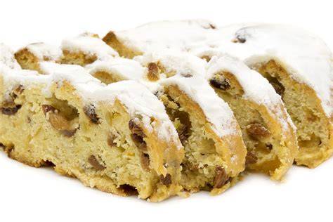 Stollen angeschnitten, Nussfüllung sichtbar
