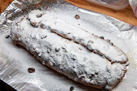 Stollen eingewickelt in Backpapier und Alufolie zur Lagerung