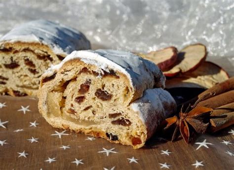 Stollen formen: Teigrechteck mit Marzipanrolle