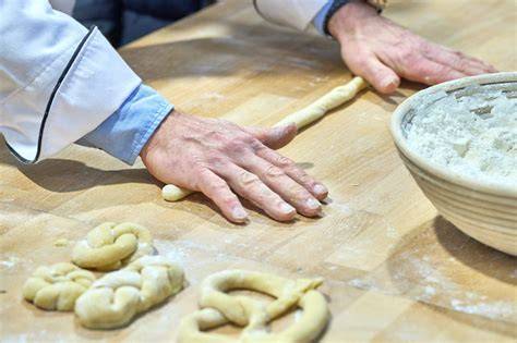 Stollen geformt auf bemehlter Arbeitsfläche
