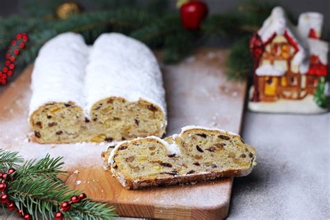 Stollen geformt mit Marzipanrolle in der Mitte