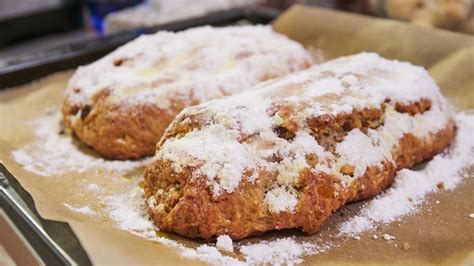 Stollen im Ofen auf Backblech