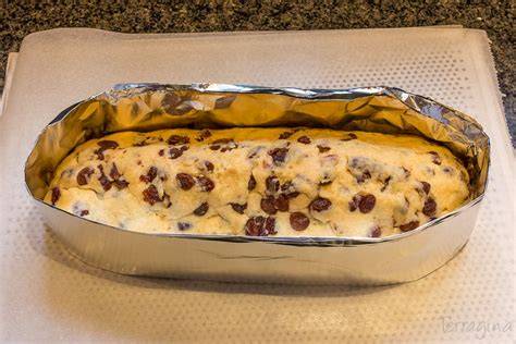 Stollen im Ofen in Stollenbackform