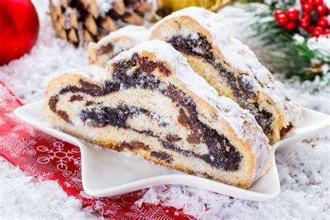 Stollen in Alufolie eingewickelt mit weihnachtlicher Dekoration