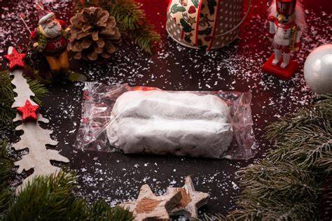 Stollen in Alufolie verpackt (Lagerung)