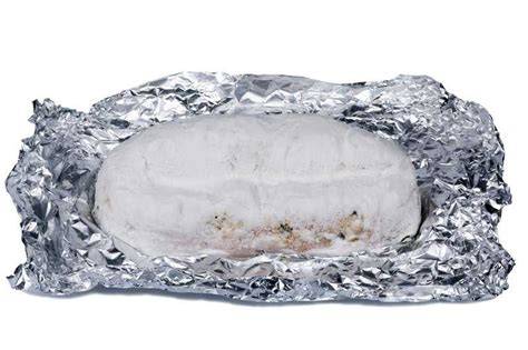 Stollen in Alufolie verpackt zum Durchziehen