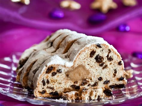 Stollen mit Marzipan aufgeschnitten