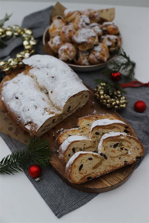 Stollen mit Puderzucker bestreut
