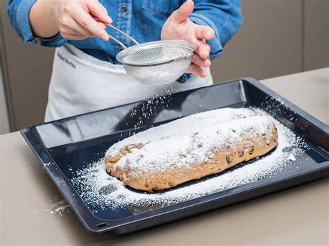 Stollen nach dem Backen dick mit Puderzucker bestäuben