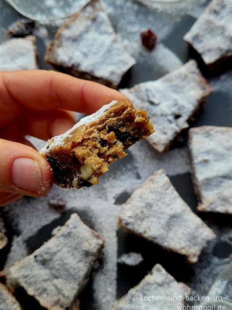 Stollenkonfekt auf dem Blech, Butterbad und Puderzuckerschnee