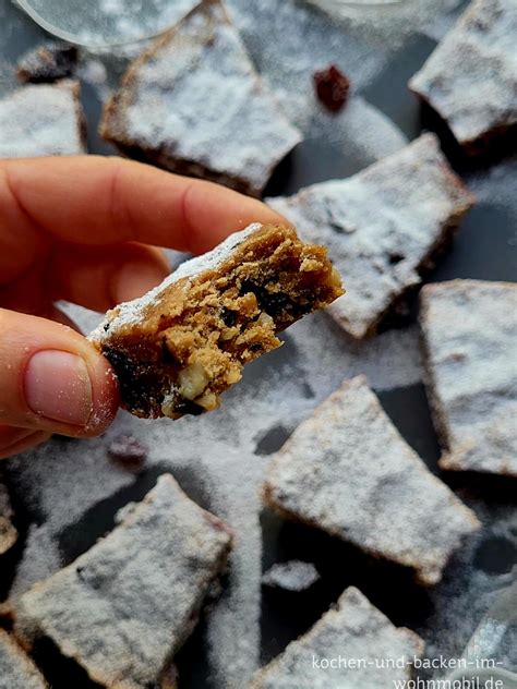 Stollenkonfekt frisch aus dem Ofen, in Butter und Puderzucker gewälzt