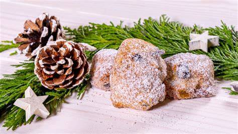 Stollenkonfekt mit Marzipan auf festlicher Weihnachtsdeko