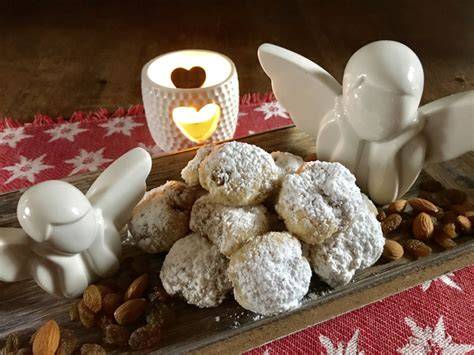 Stollenkonfekt mit Quark und Marzipan auf einem festlichen Teller