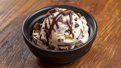 Stracciatella‑Sahnecreme mit gehobelter Schokolade