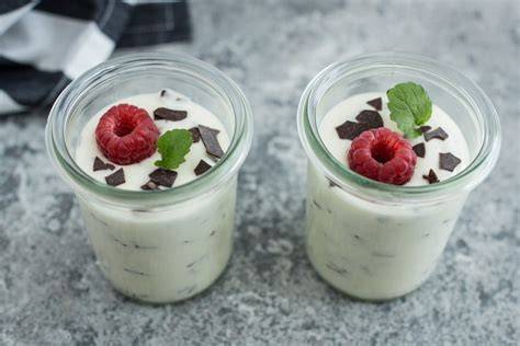 Stracciatella Creme als Dessert im Glas serviert