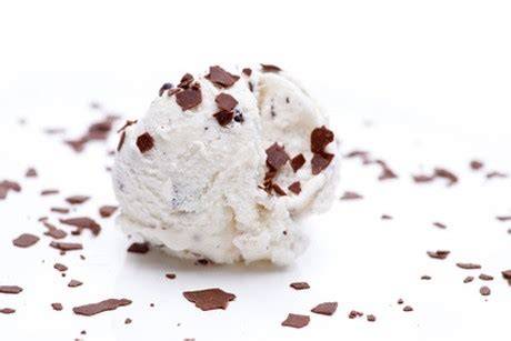 Stracciatella Eiskugel mit Raspelschokolade