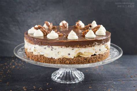 Stracciatella Torte mit Bananen, dekoriert mit Schokoraspeln und frischen Bananen