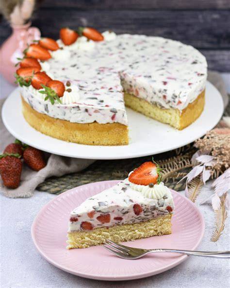 Stracciatella Torte mit Erdbeeren und Schokoladenraspeln dekoriert