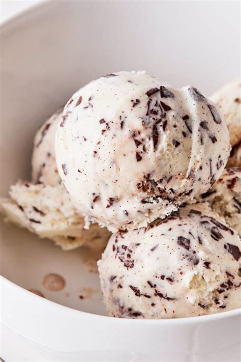 Stracciatella-Eis mit Schokostückchen