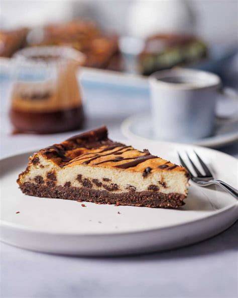 Stracciatella-Käsekuchen low carb - Mürbeteigboden und Schokodrops