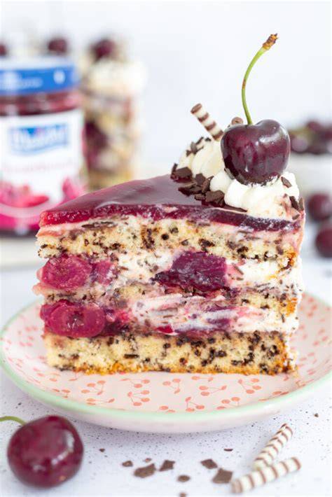 Stracciatella-Kirsch-Torte in Anschnitt