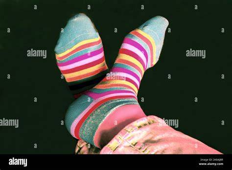 Street-Style-Szene: Business-Look mit bunten Socken vs. dezente Alternative