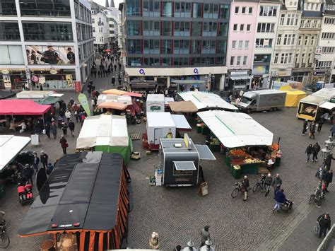 Streetview: Bonner Markt und Café-Szenerie an einem Wochenende