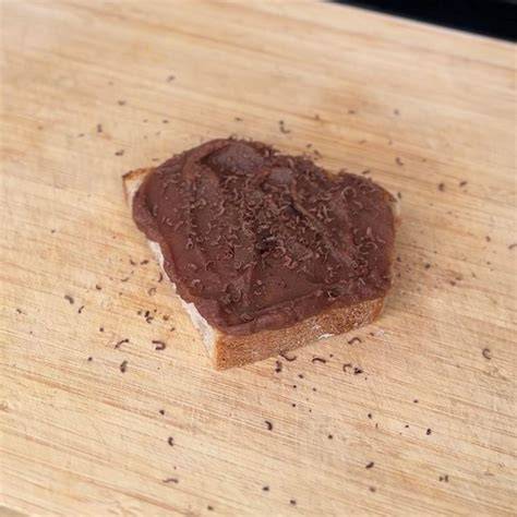 Streichzarte Schoko-Bohnen-Creme auf Brot mit Datteln