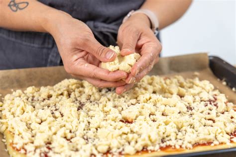 Streusel auf Apfel-Schoko-Kuchen verteilen