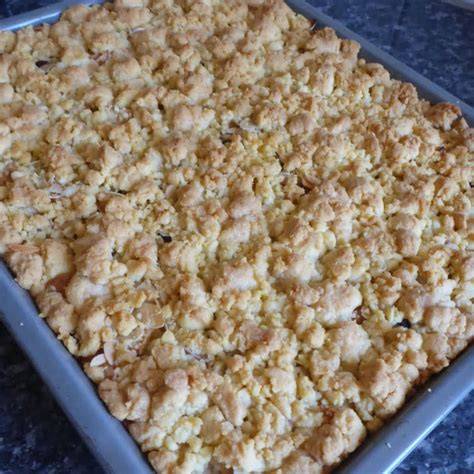 Streusel auf Pfirsichen verteilt auf dem Backblech