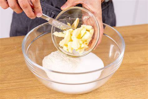 Streusel aus Butter, Zucker, Mehl und Haselnüssen - Schritt für Schritt