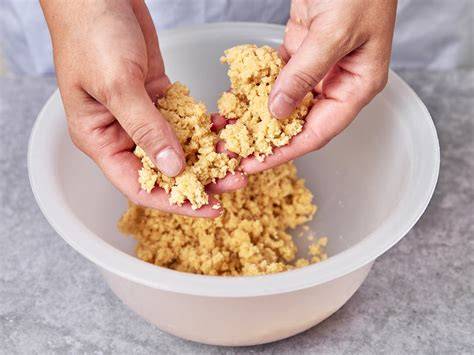 Streusel in Schüssel mit kalten Butterflöckchen