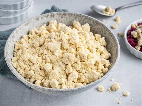 Streusel in Schüssel mit kalter Butter