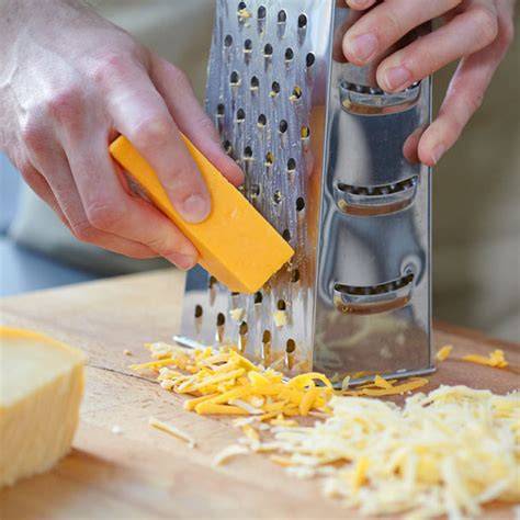 Streusel reiben über Quarkmasse: Teig raspeln für knusprige Schokostreusel