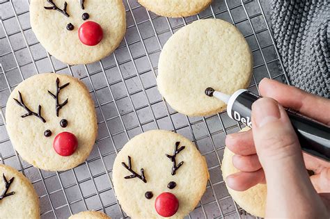 Streusel und Dekorieren für Kekse: Kinder gestalten Plätzchen