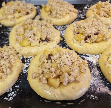 Streusel werden auf Apfelfüllung gestreut vor dem Backen
