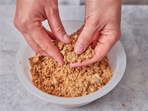 Streusel zubereiten in einer Schüssel mit Haferflocken und Zimt