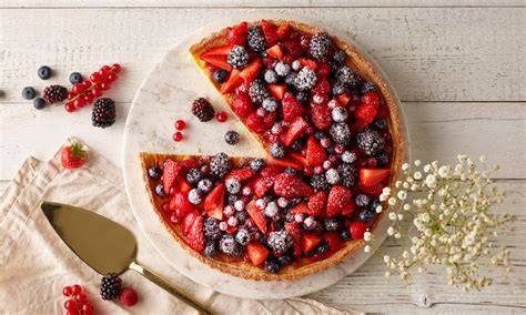 Streusel-Fruchtschnitten mit bunten Beeren auf Mürbteig