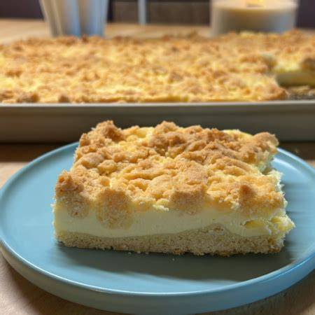 Streusel-Käsekuchen auf Stoneware Ofenzauberer James, angerichtet auf Gitter mit Puderzucker