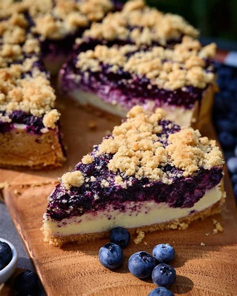 Streusel-Käsekuchen mit Blaubeeren auf einem Kuchengitter